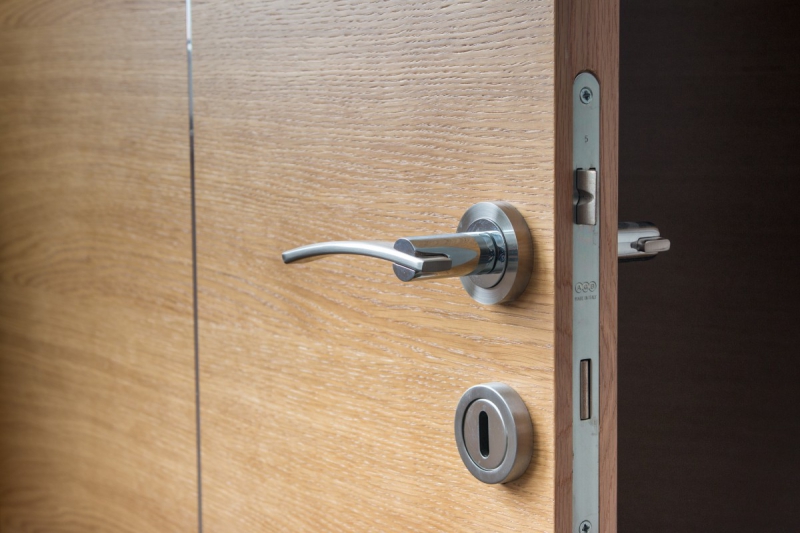 architecte-PLAN D AUPS STE BAUME-min_door_open_wooden_the_next_doorway_chrome_opening-668613